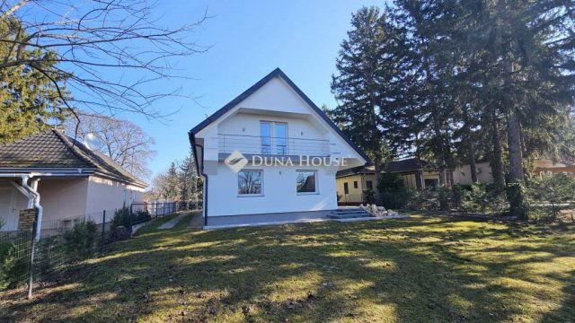 Eladó családi ház, Siófokon 259.9 M Ft, 9 szobás