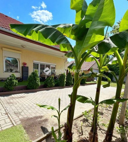 Eladó családi ház, Baján 135 M Ft, 9 szobás