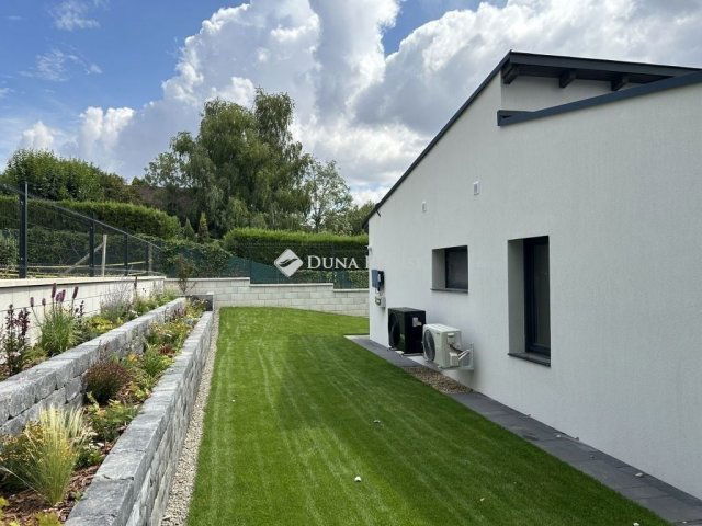 Eladó családi ház, Csömörön 215 M Ft, 4 szobás