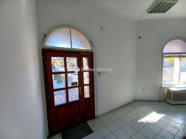 Eladó üzlethelyiség, Hatvanban, Erzsébet téren 59.9 M Ft