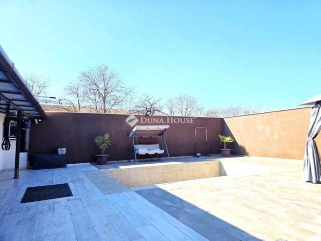 Eladó családi ház, Pécsett 129.9 M Ft, 6 szobás