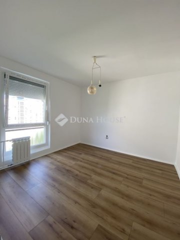 Eladó panellakás, Pécsett 59.9 M Ft, 3 szobás