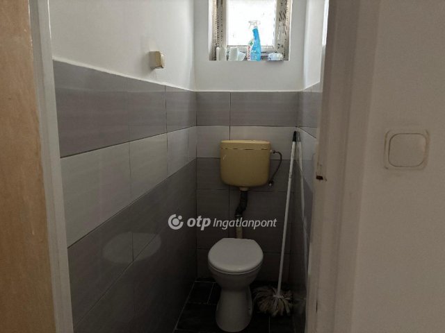 Eladó családi ház, Pápán 48 M Ft, 3 szobás