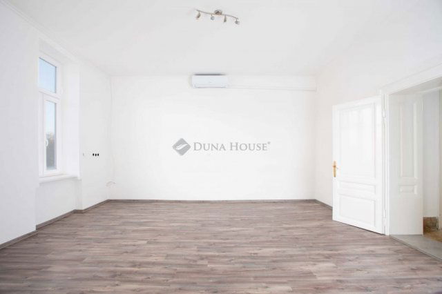 Eladó téglalakás, Csornán 42.9 M Ft, 2 szobás