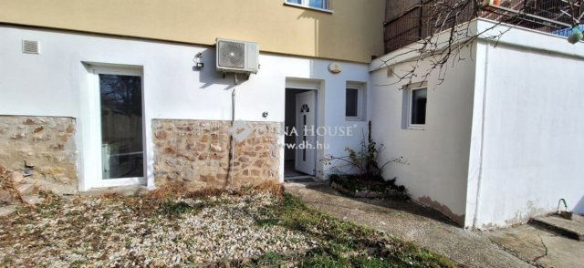 Eladó téglalakás, Pécsett 24.5 M Ft, 2 szobás