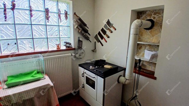 Eladó családi ház, Nován 29.5 M Ft, 2 szobás