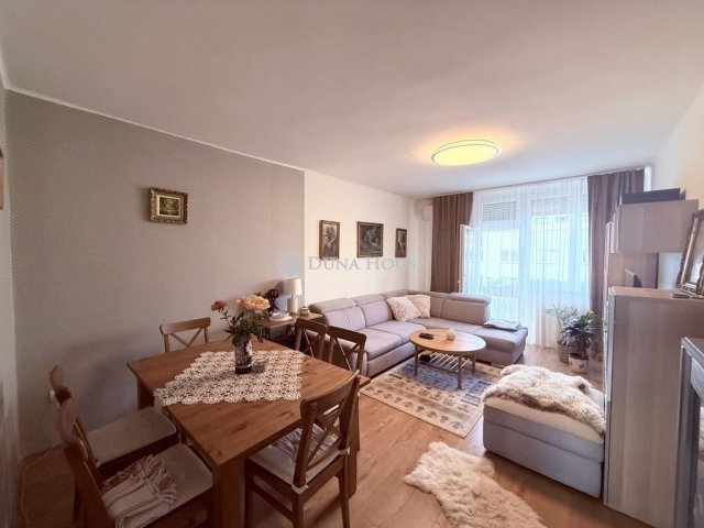 Eladó téglalakás, Esztergomban 59.5 M Ft, 3 szobás
