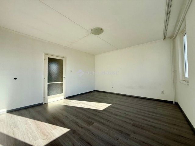 Eladó panellakás, Veszprémben 42.9 M Ft, 2 szobás