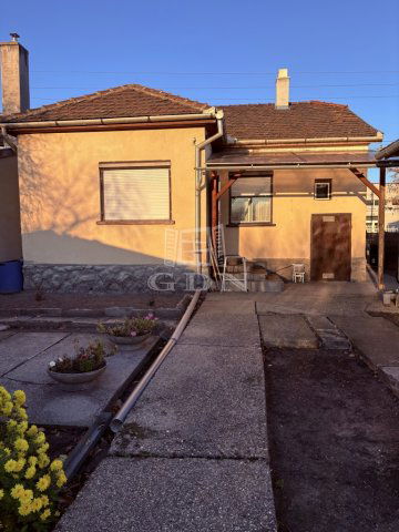 Eladó ikerház, Esztergomban 53 M Ft, 3 szobás