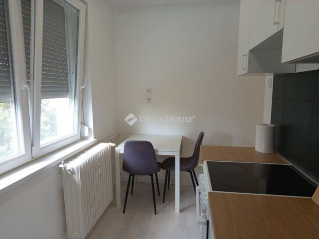 Eladó panellakás, Komlón 25.9 M Ft, 2 szobás