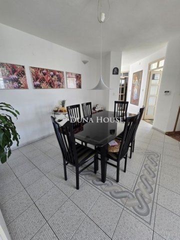Eladó családi ház, Pécsett 184.99 M Ft, 6 szobás