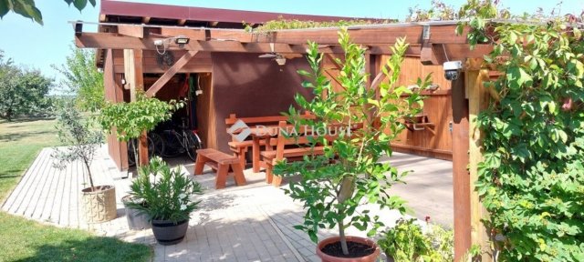 Eladó családi ház, Nárain 179.9 M Ft, 5 szobás