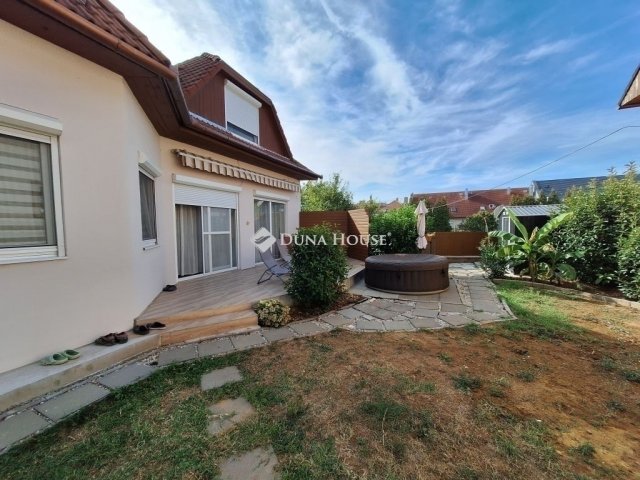 Eladó családi ház, Pécsett 139 M Ft, 6 szobás