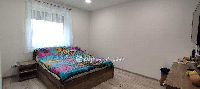 Eladó családi ház, Pápán 180 M Ft, 5+2 szobás