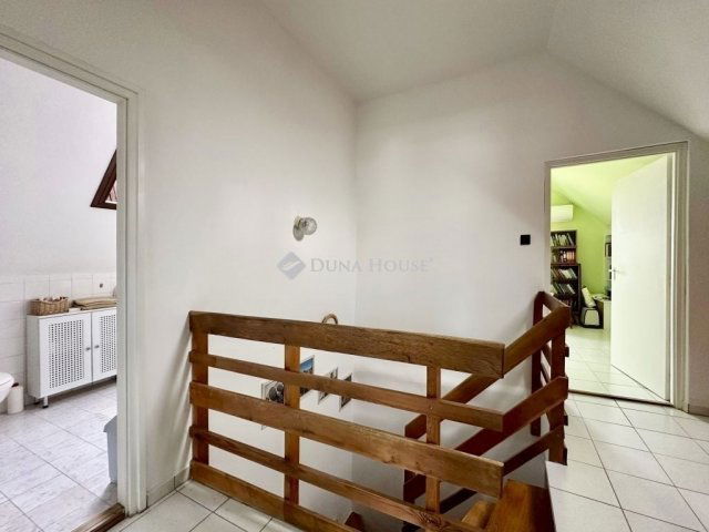 Eladó téglalakás, Pécsett 99 M Ft, 5 szobás