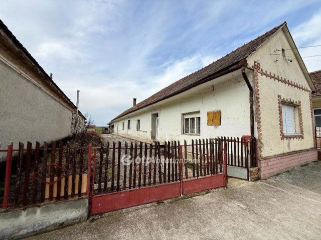Eladó családi ház, Újpetrén 22 M Ft, 5 szobás