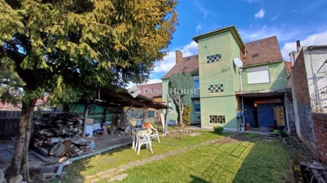 Eladó családi ház, Pécsett 73 M Ft, 6 szobás
