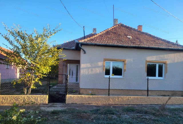 Eladó családi ház, Tiszaföldváron 16.5 M Ft, 3 szobás