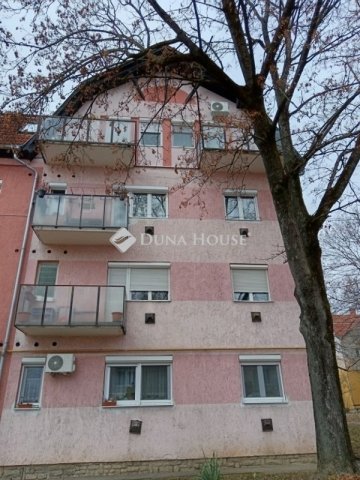Eladó téglalakás, Pécsett 46.9 M Ft, 3 szobás