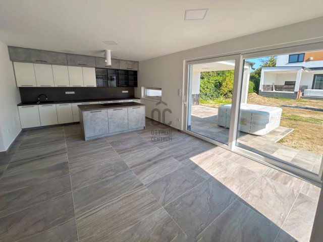 Eladó téglalakás, Balatonszárszón 130 M Ft, 5 szobás