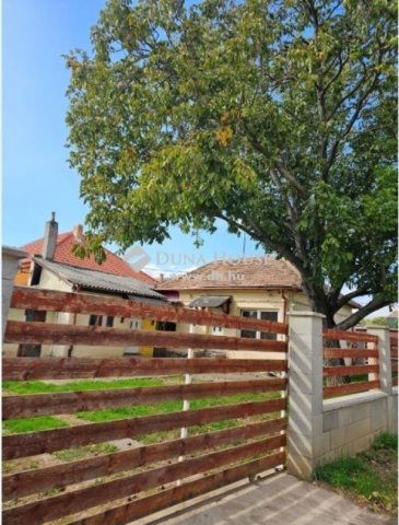 Eladó családi ház, Pécsett 29.99 M Ft, 3 szobás
