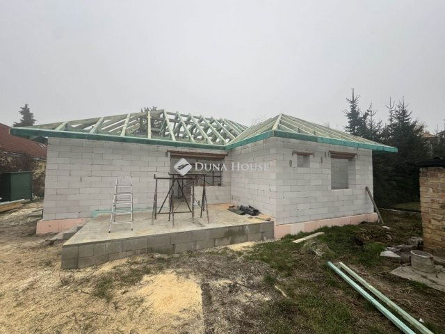 Eladó téglalakás, Bicskén 99.9 M Ft, 3 szobás