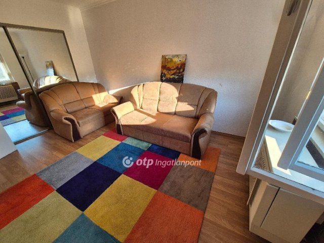 Eladó téglalakás, Szentesen 32 M Ft, 2 szobás