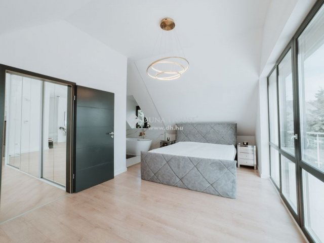 Eladó családi ház, Velencén 339 M Ft, 9 szobás