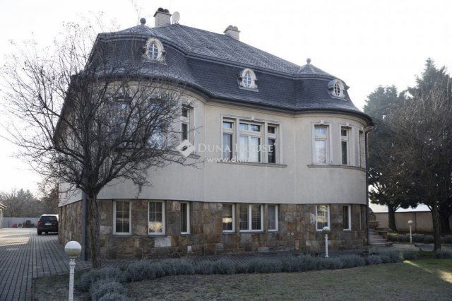 Eladó családi ház, Üllőn 303 M Ft, 12 szobás