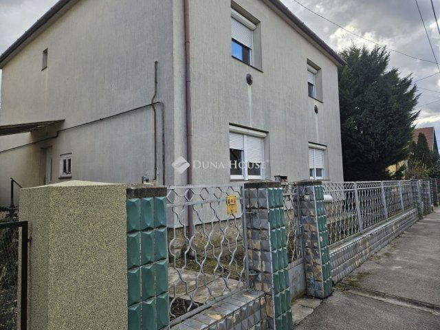 Eladó családi ház, Pécsett 85 M Ft, 7 szobás