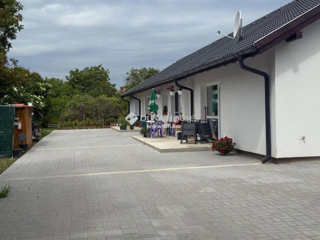 Eladó téglalakás, Szigetszentmártonban 99 M Ft, 5 szobás