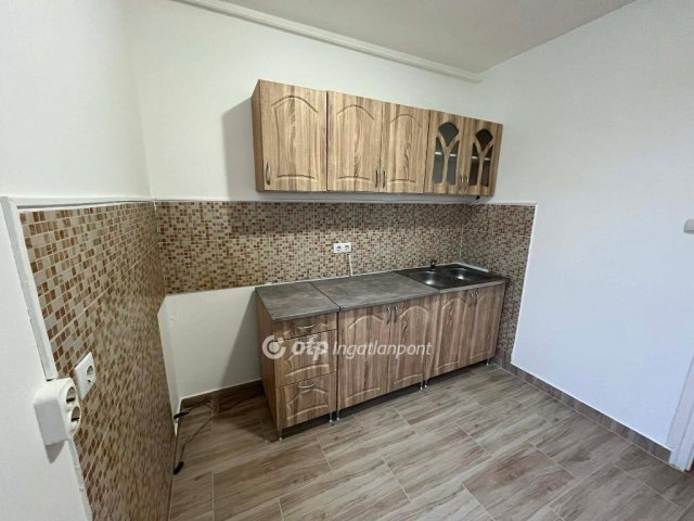 Eladó téglalakás, Szekszárdon 38 M Ft, 1+2 szobás