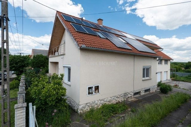 Eladó családi ház, Pécsett 174.9 M Ft, 5+2 szobás