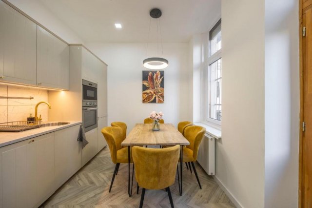 Eladó téglalakás, Budapesten, VI. kerületben, Nagymező utcában