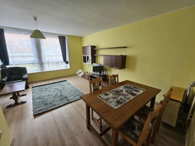 Kiadó téglalakás, albérlet, Pécsett 160 E Ft / hó, 2 szobás