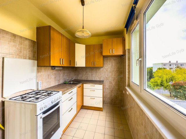 Eladó panellakás, Győrött 49.5 M Ft, 2 szobás