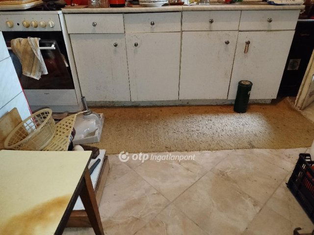 Eladó téglalakás, Pécsett 39.9 M Ft, 2 szobás