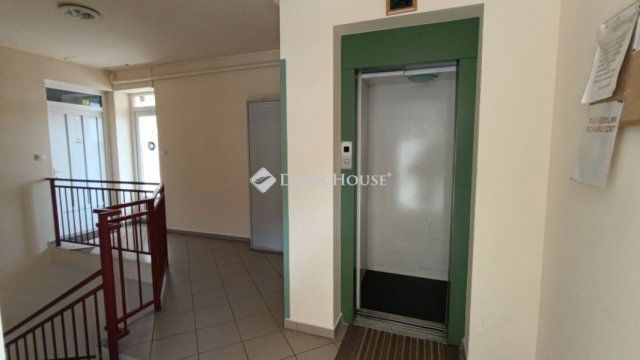 Eladó téglalakás, Mohácson 78.499 M Ft, 5 szobás