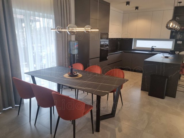 Eladó családi ház, Siófokon 287.8 M Ft, 5 szobás