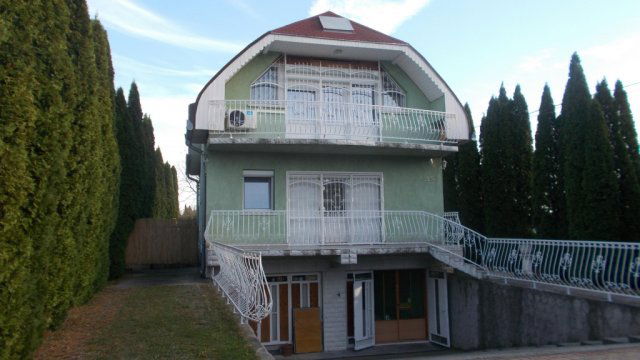 Eladó családi ház, Siófokon 119.9 M Ft, 6 szobás