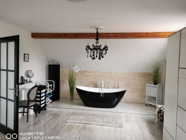 Eladó családi ház, Szentendrén 280 M Ft, 4 szobás