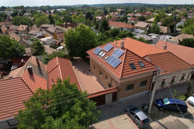 Eladó családi ház, Tatán 94 M Ft, 6 szobás