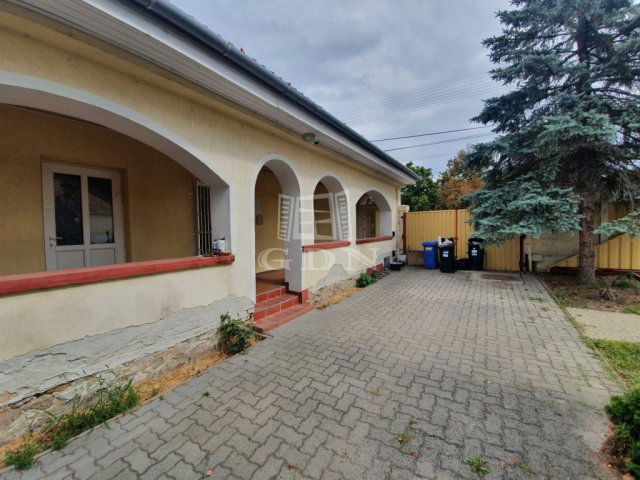 Kiadó üzlethelyiség, Székesfehérvárott 500 E Ft / hó