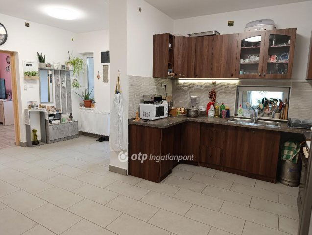 Eladó családi ház, Sóskúton 74.9 M Ft, 3 szobás