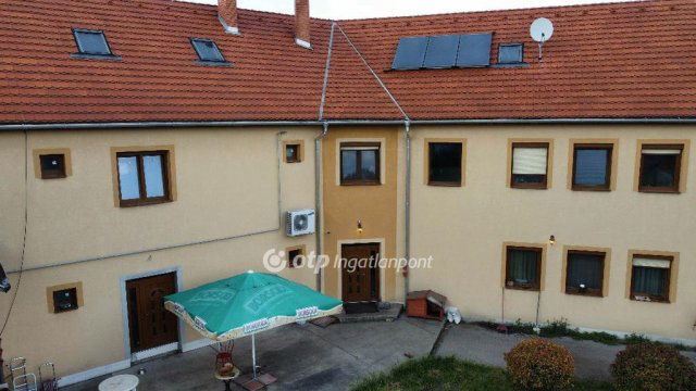 Eladó családi ház, Szegeden 299 M Ft, 10 szobás