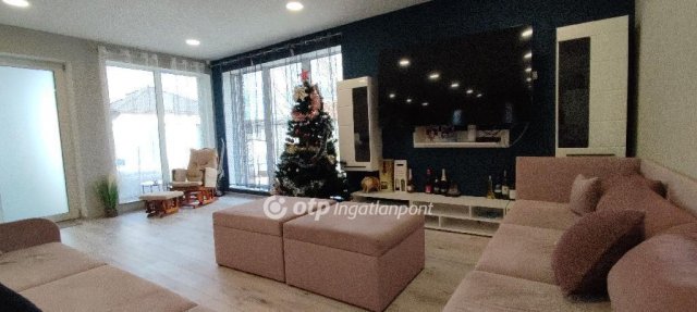 Eladó családi ház, Pápán 180 M Ft, 5+2 szobás