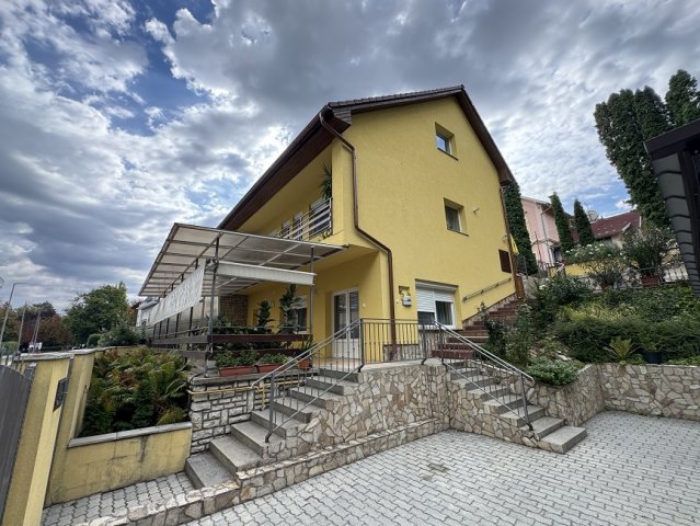 Eladó családi ház, Balatonföldváron 229.9 M Ft, 8 szobás