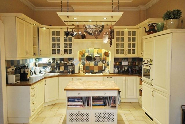 Eladó családi ház, Kecskeméten 188 M Ft, 7 szobás