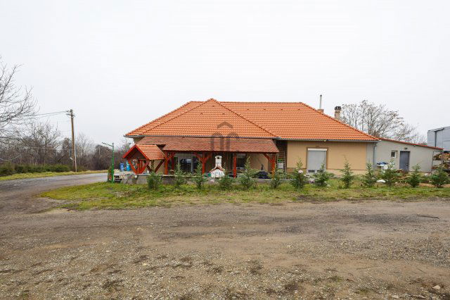 Eladó családi ház, Pécsett 120 M Ft, 5 szobás