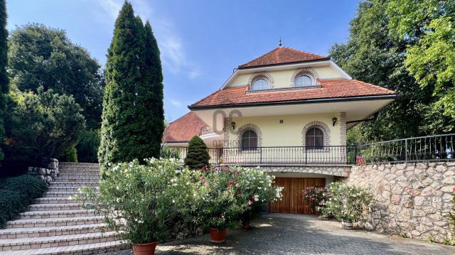 Eladó családi ház, Apátvarasdon 330 M Ft, 8 szobás